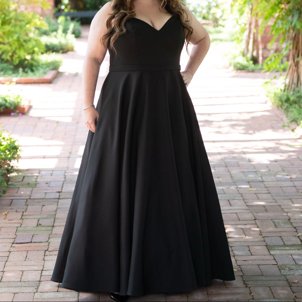 🖤 Classic Black A-Line Formal Dress (Altered to Size 12) 🖤 - Picture 2 of 9